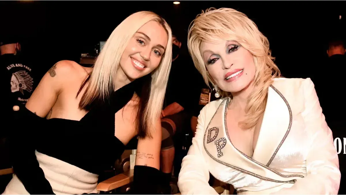 Murió Dolly Parton a los 80 años y Miley Cyrus despidió a su madrina