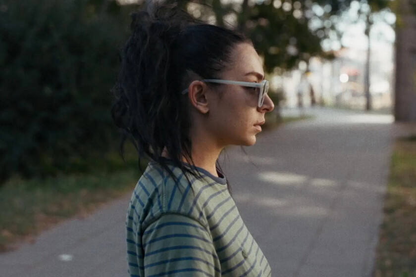 Charli XCX protagoniza "Erupcja", película indie rodada en Varsovia con presupuesto mínimo