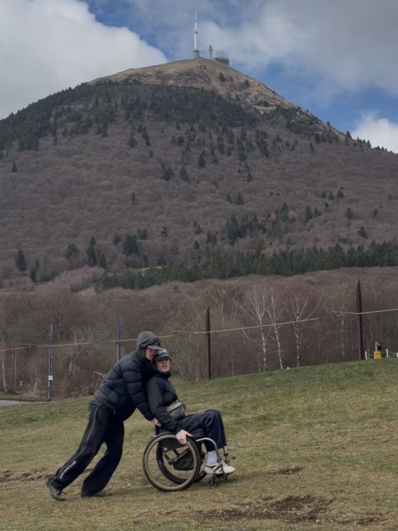 Dos amigos recorrieron cuatro continentes con una silla de ruedas y sin límites