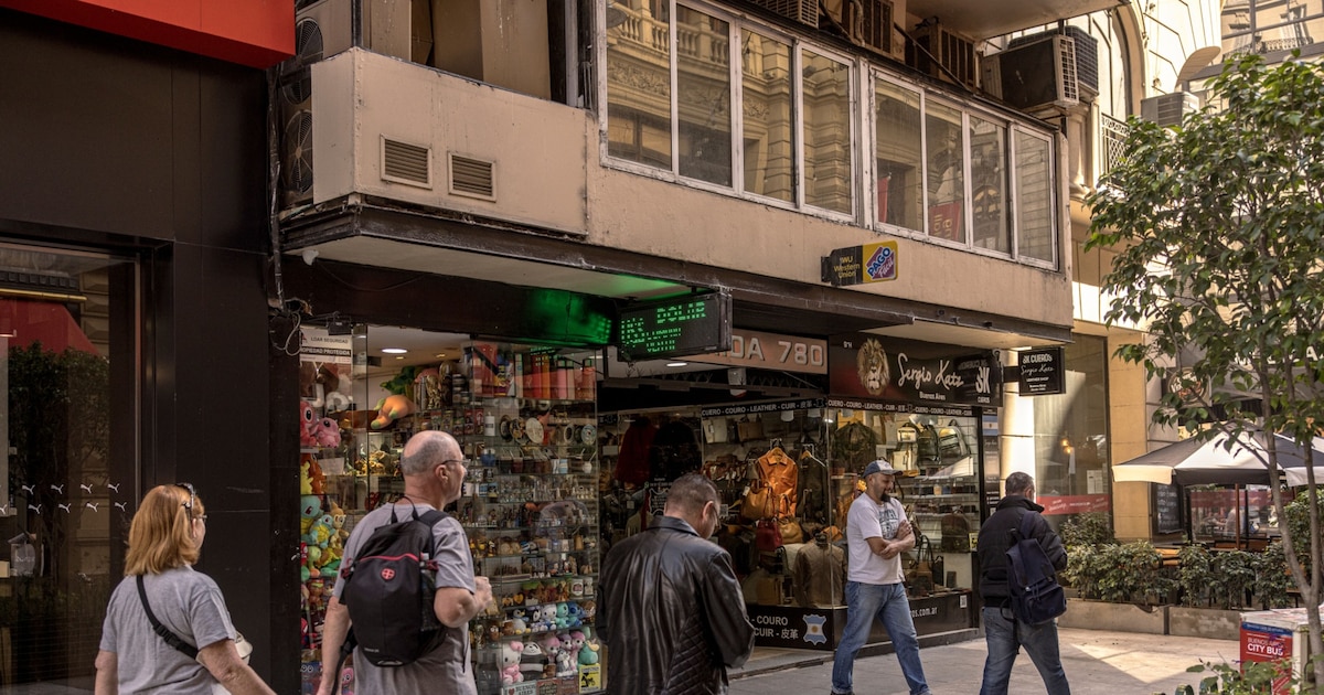 El dólar oficial bajó a $1.530 y el blue trepó a $1.545 este jueves
