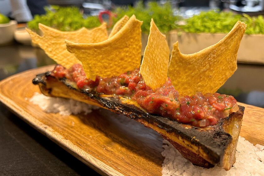 Un restaurante de Sevilla sirve steak tartar sobre tuétano caliente