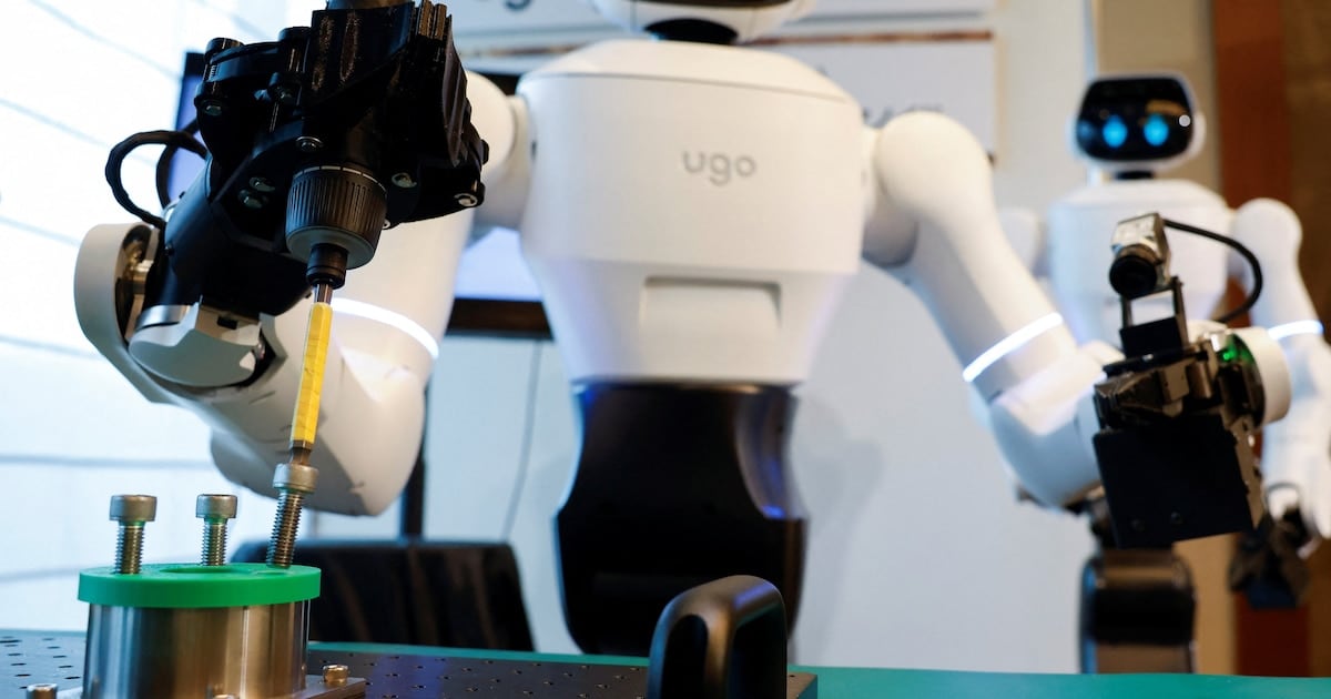 Un robot con IA se prueba en un hospital japonés: orienta visitantes y levanta platos