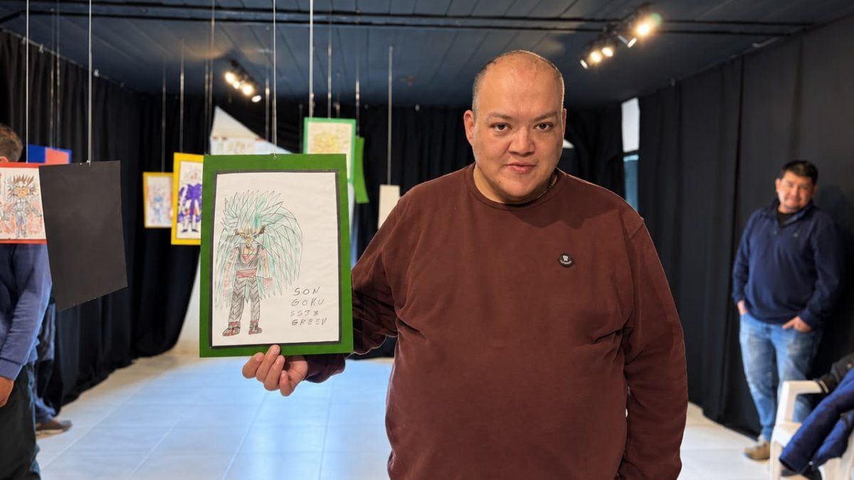 Aluminé: un dibujante de 39 años mostró por primera vez sus personajes de animé en la Casa de la Cultura