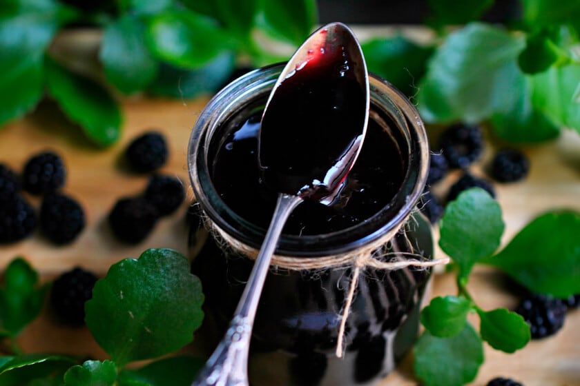 Mermelada de moras casera: la receta patagónica que se completa con manzana y un toque de limón