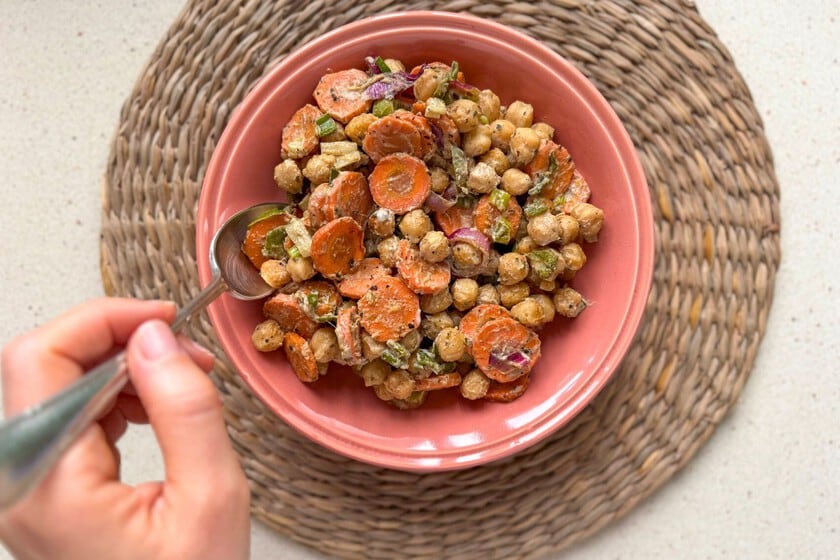 Del horno al plato: una ensalada de garbanzos con tahini que se arma en 30 minutos