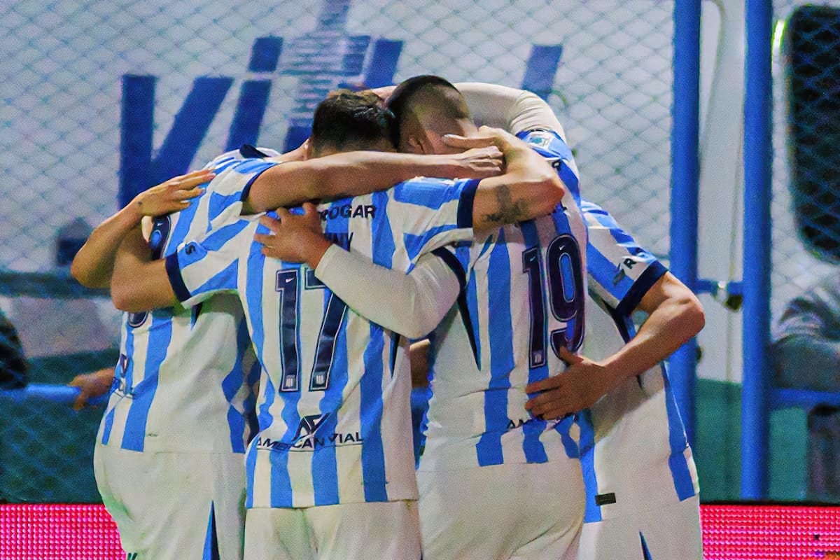 Con goles de Conechny y Martínez, Racing se floreó en Río Cuarto y respira en el Clausura