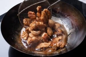 Pollo al limón crocante: la receta con dos harinas y una salsa que se arma aparte