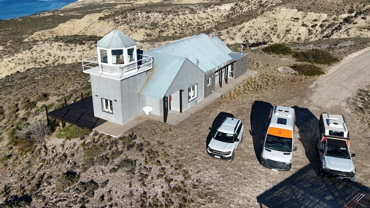 A 50 kilómetros de Madryn, una estancia de 1924 permite ver ballenas desde la costa y caminar entre lobos marinos