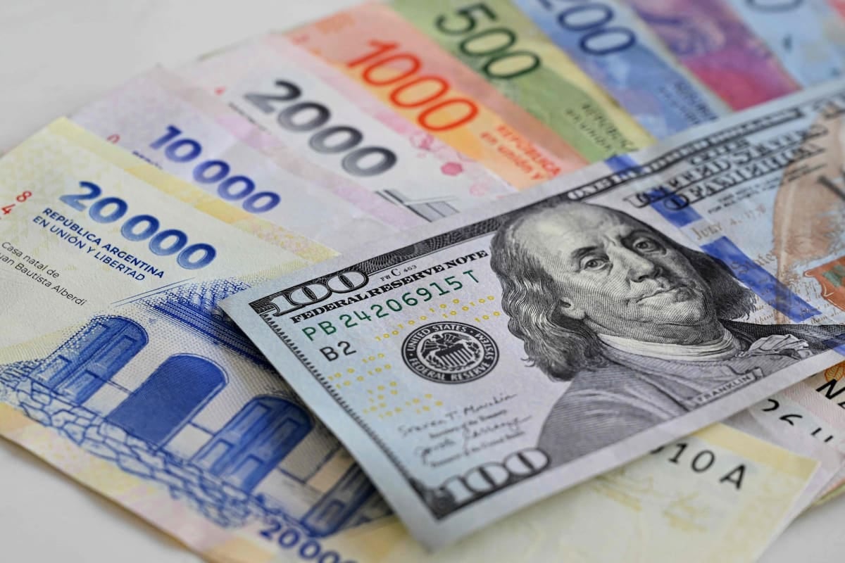 Argentina se abarató dos meses seguidos en dólares, pero la ropa y los restaurantes siguen siendo los más caros de la región