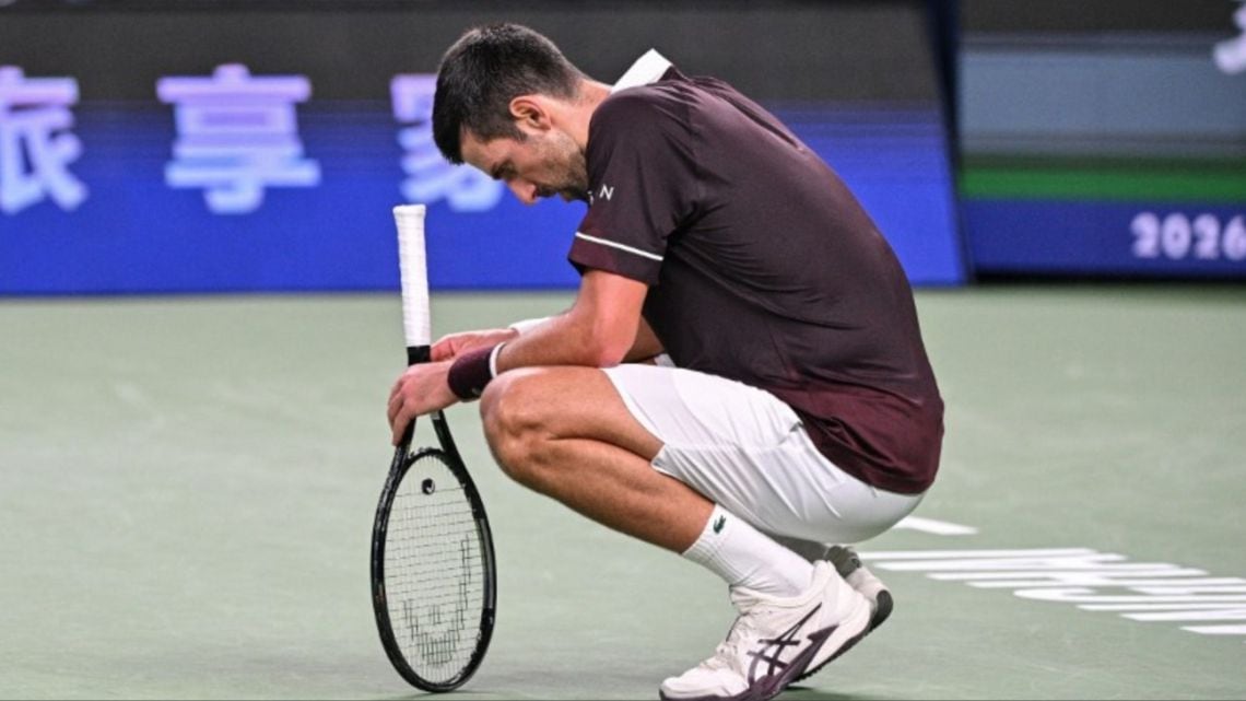 Djokovic se despidió rápido de Shanghái y la carrera a las Finales se le pone cuesta arriba
