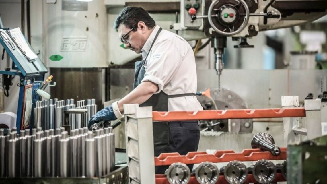 Neuquén y Río Negro quedan como las únicas luces del empleo industrial en un país que fabrica cada vez menos