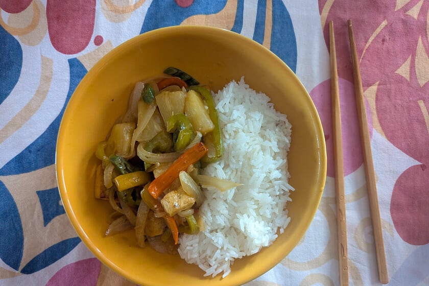 Tofu agridulce con piña: cómo lograr la textura crocante que marca la diferencia en el wok