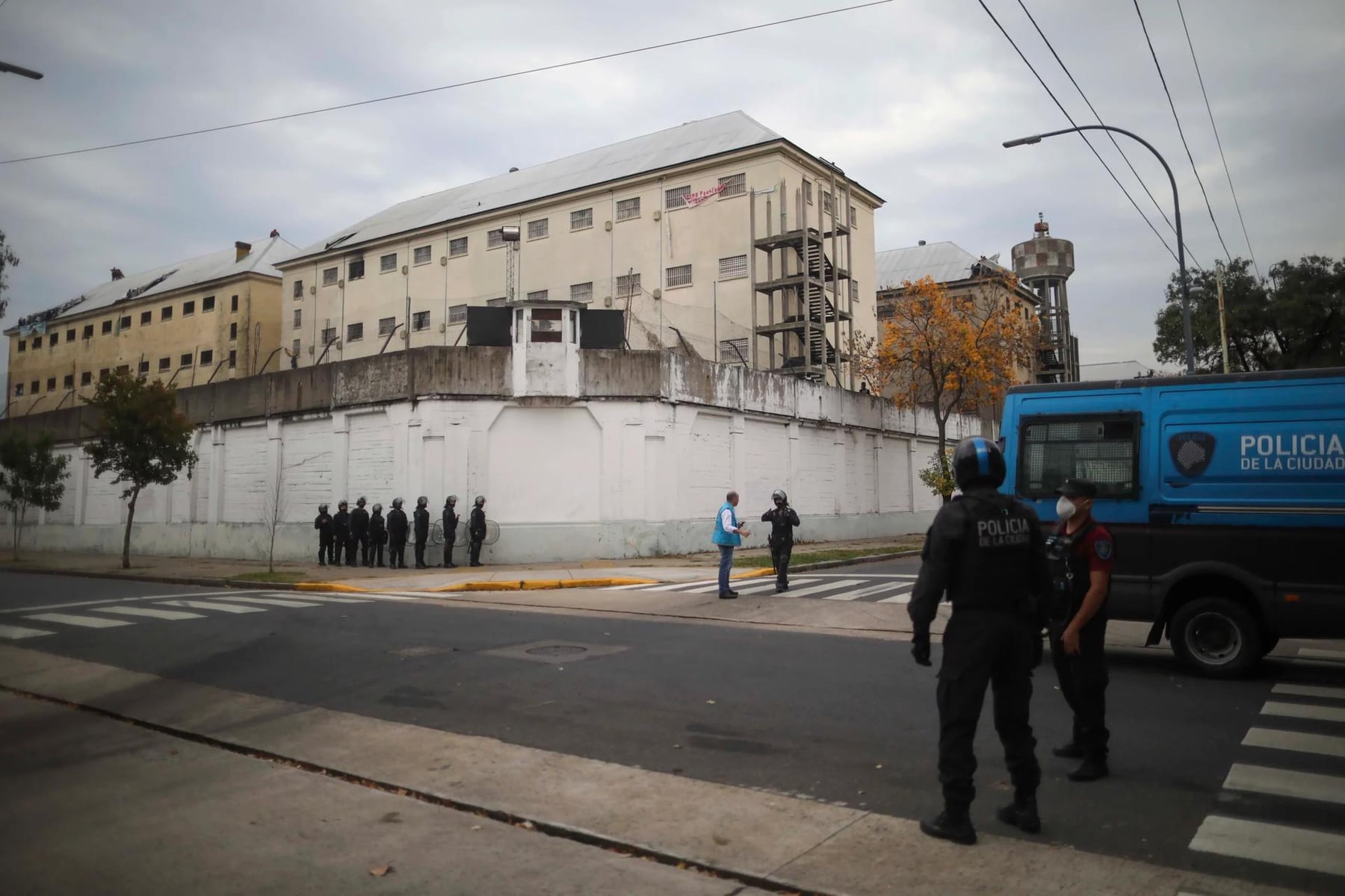 El vaciamiento de Devoto: trasladan a 1.050 internos a Marcos Paz y crece la denuncia por pertenencias perdidas
