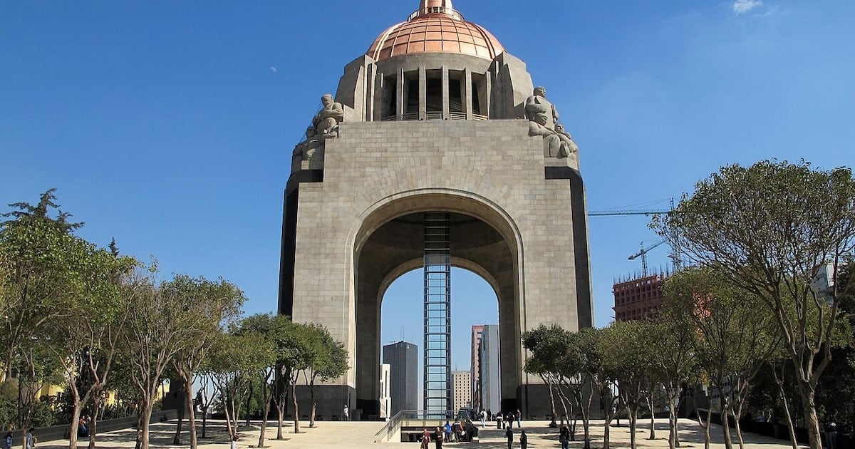 El arco triunfal más alto del mundo se esconde en una plaza del centro de Ciudad de México