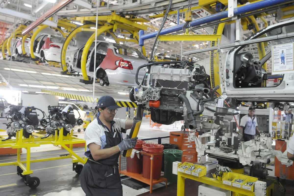 La industria volvió a operar con cuatro de cada diez máquinas paradas en agosto