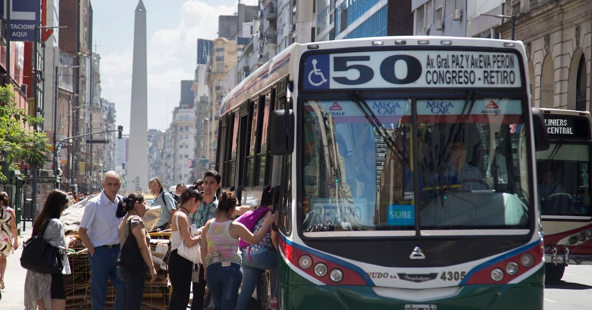 Colectivos del AMBA, al borde de un recorte de frecuencias: el boleto cubre apenas un tercio del costo real