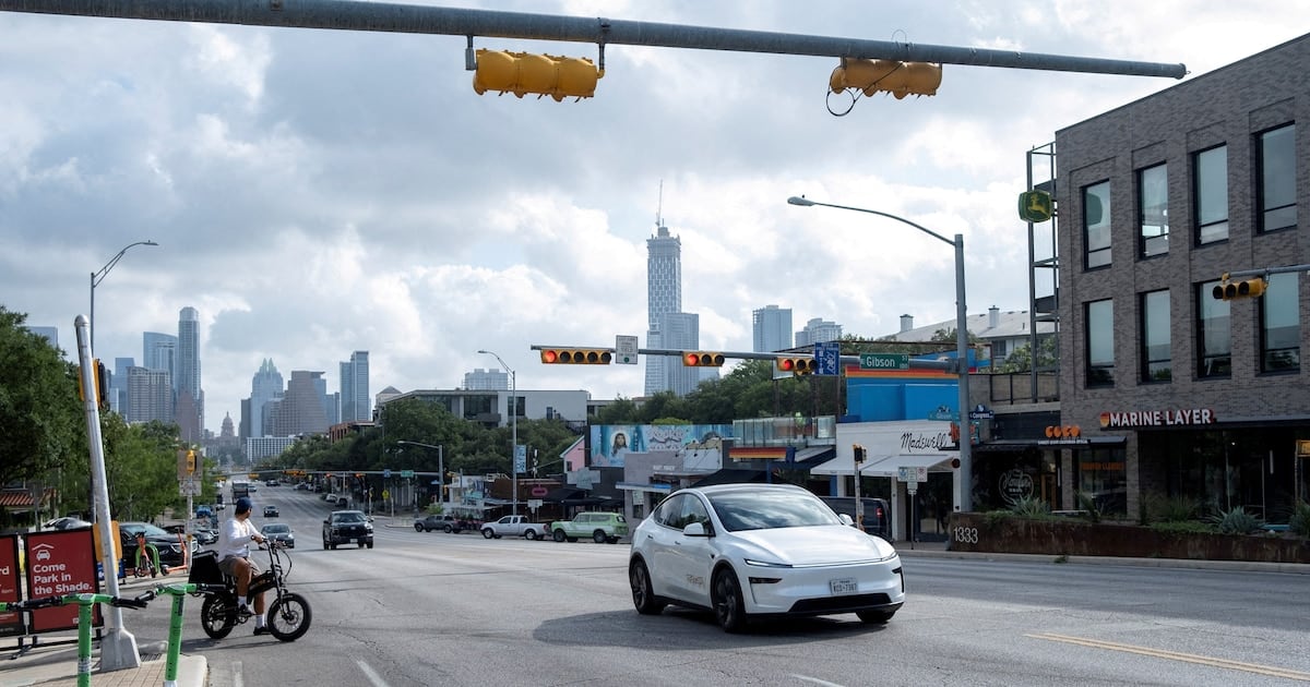 Ciudades de Estados Unidos le ponen el cascabel al robotaxi: cada una con su propia regla