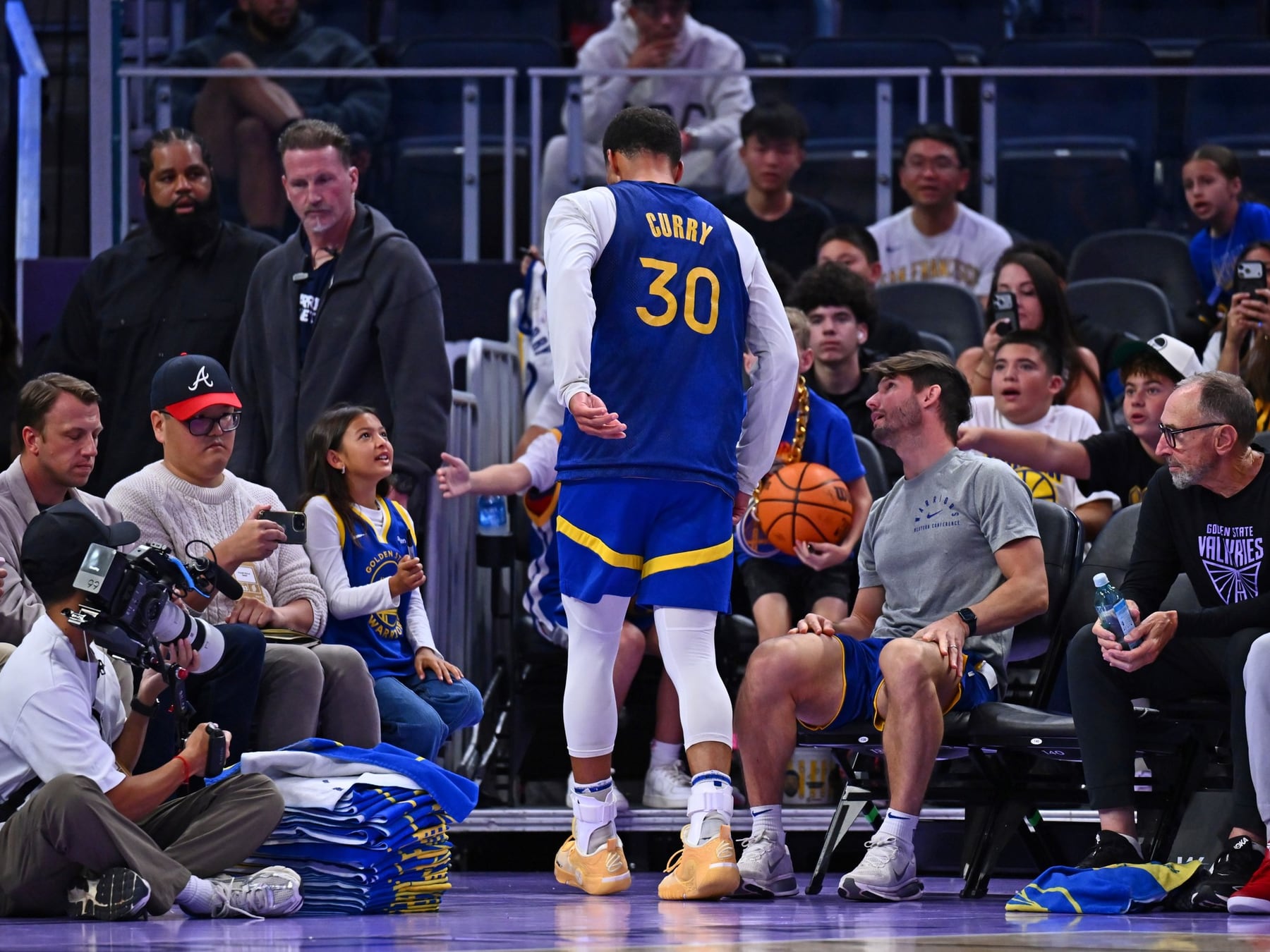 Curry renovó en Golden State por 116 millones pero se torció el tobillo a días del debut en la NBA