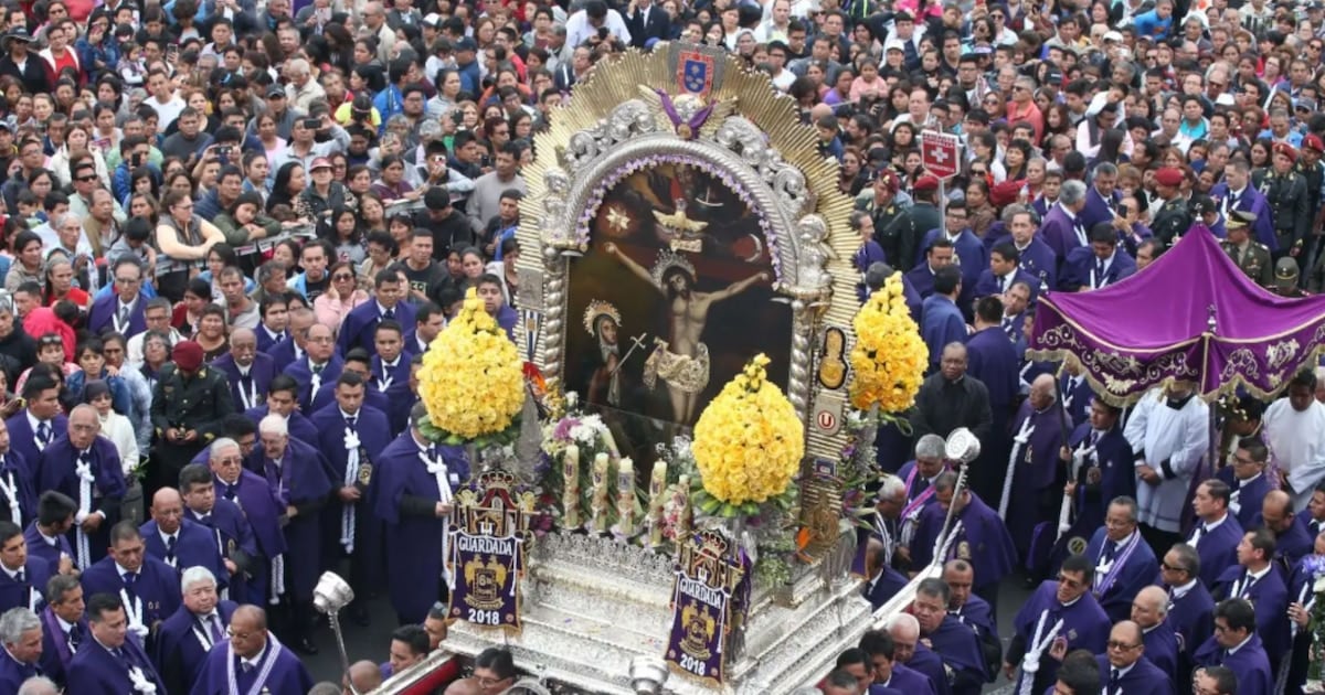 Lima abrió octubre con una procession que puso a mover el Centro Historico