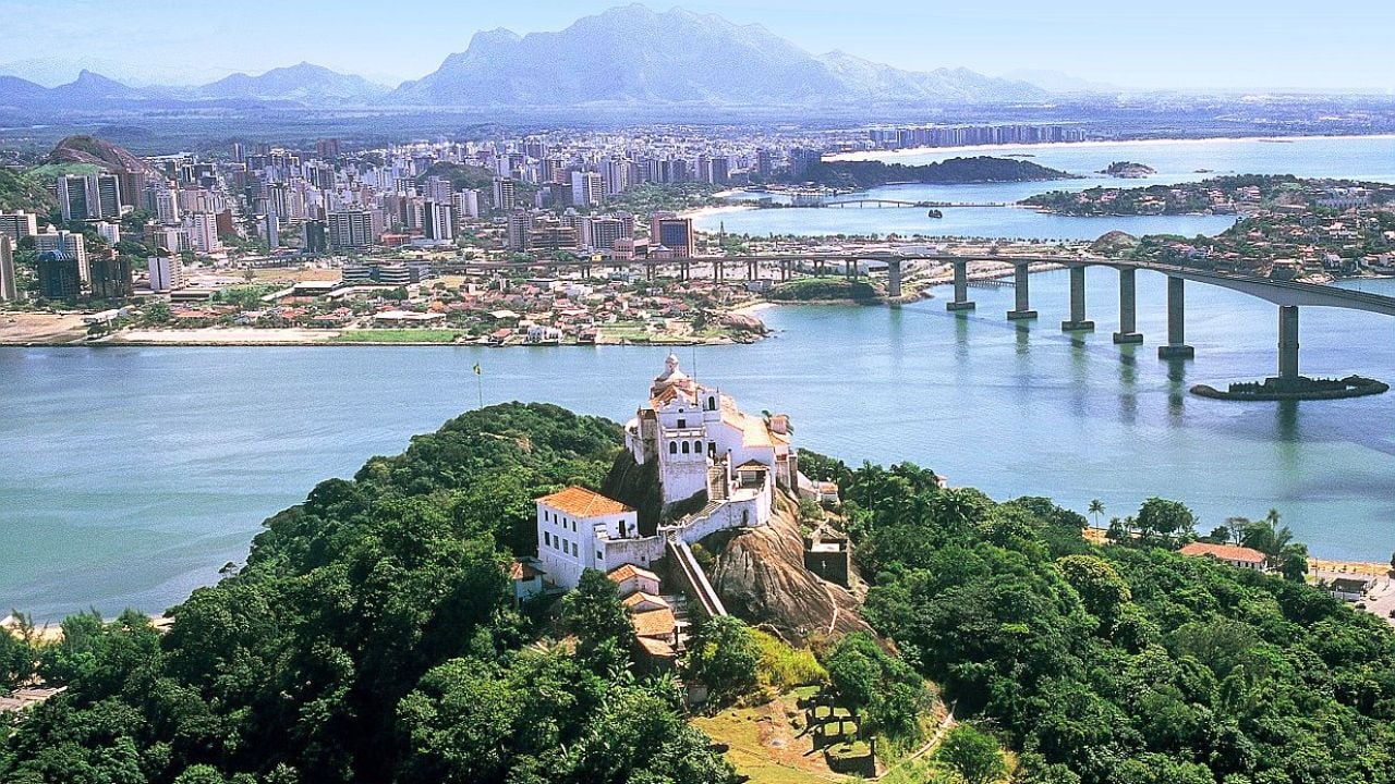 Entre Río y Bahía: el estado brasileño que suma playas calmas, sierras con agroturismo y la moqueca que no es la bahiana