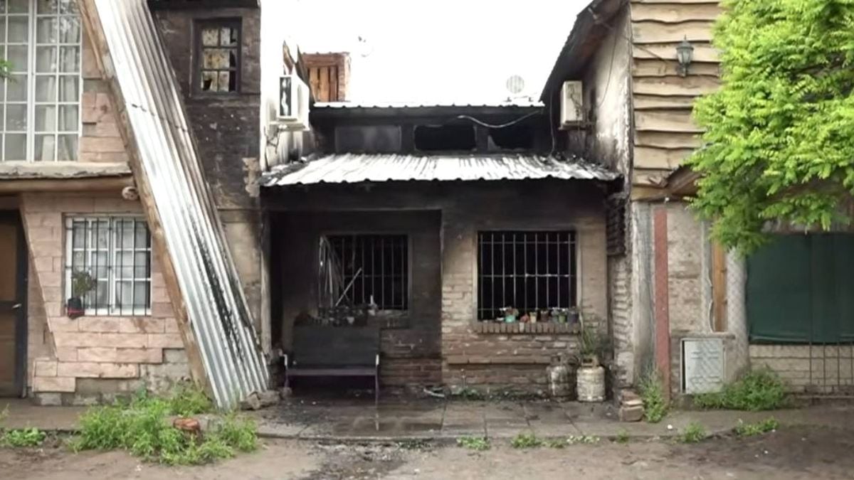Una familia escapó ilesa de un incendio que arrasó una casa de La Sirena