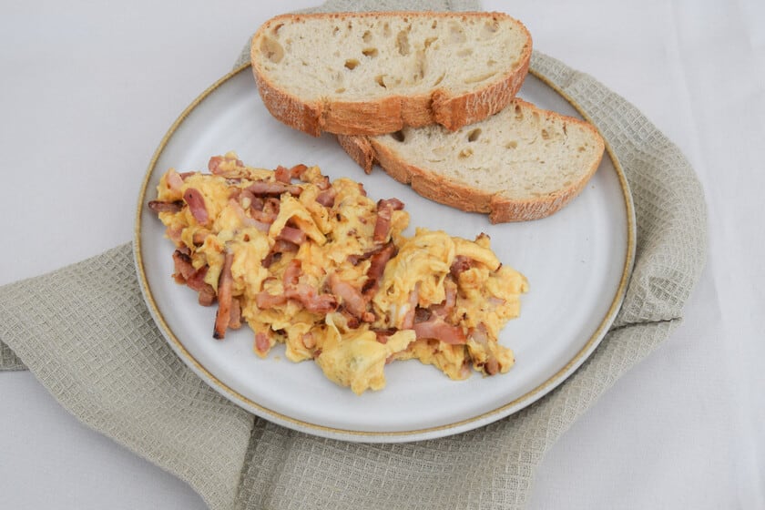 El secreto para que los huevos revueltos con bacon queden cremosos