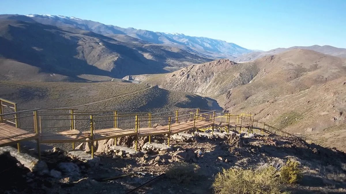 Cuál es el mirador más imponente del Norte de Neuquén famoso por sus relatos de «luces extrañas»