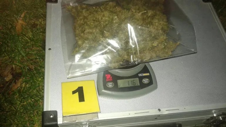 Lo apresaron en un control, probó que era consumidor de marihuana y zafó de quedar preso