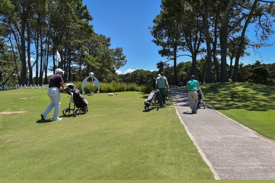 Recorrida por el lugar: puertas abiertas y sorpresa en el campo de golf de Pinamar donde una pareja agredió a una mujer