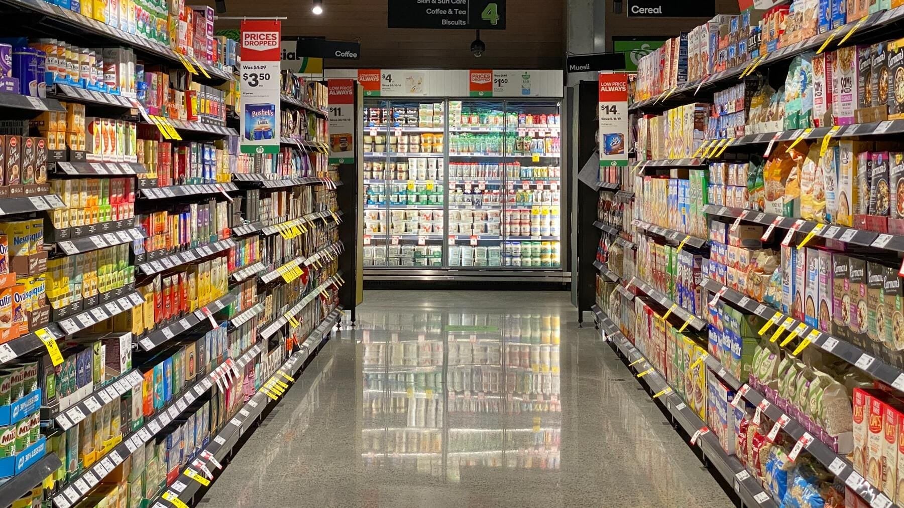 Además de IVA discriminado, comercios y supermercados podrán mostrar los precios en dólares
