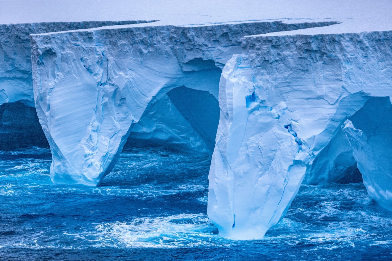 El iceberg más grande del mundo se desprendió de la Antártida y navega a la deriva