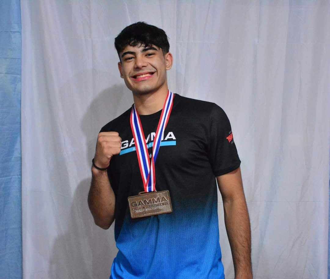 Un argentino se consagró campeón del mundo de MMA con un impactante KO en 26 segundos: su rival fue retirado en silla de ruedas