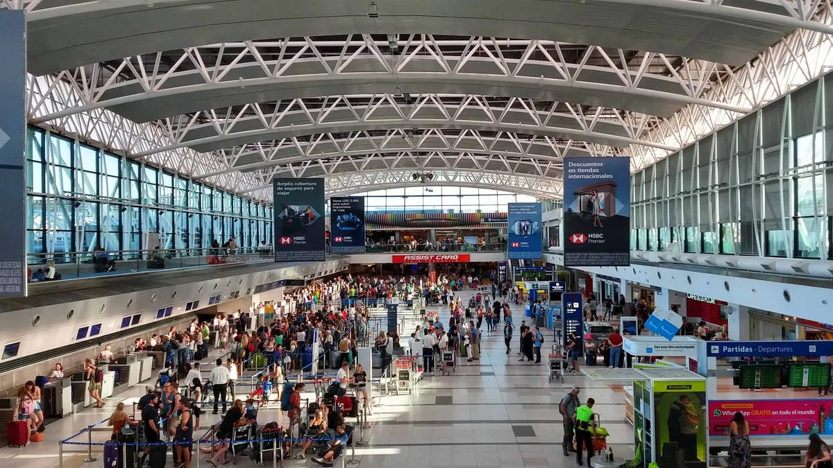Extienden el Fondo Nacional de Turismo y mantienen un impuesto en pasajes al exterior