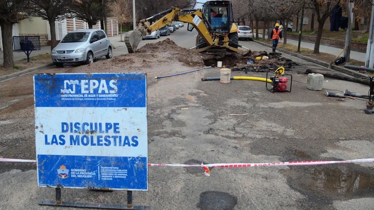 El centro de Neuquén, complicado: detectaron una falla en la red de agua