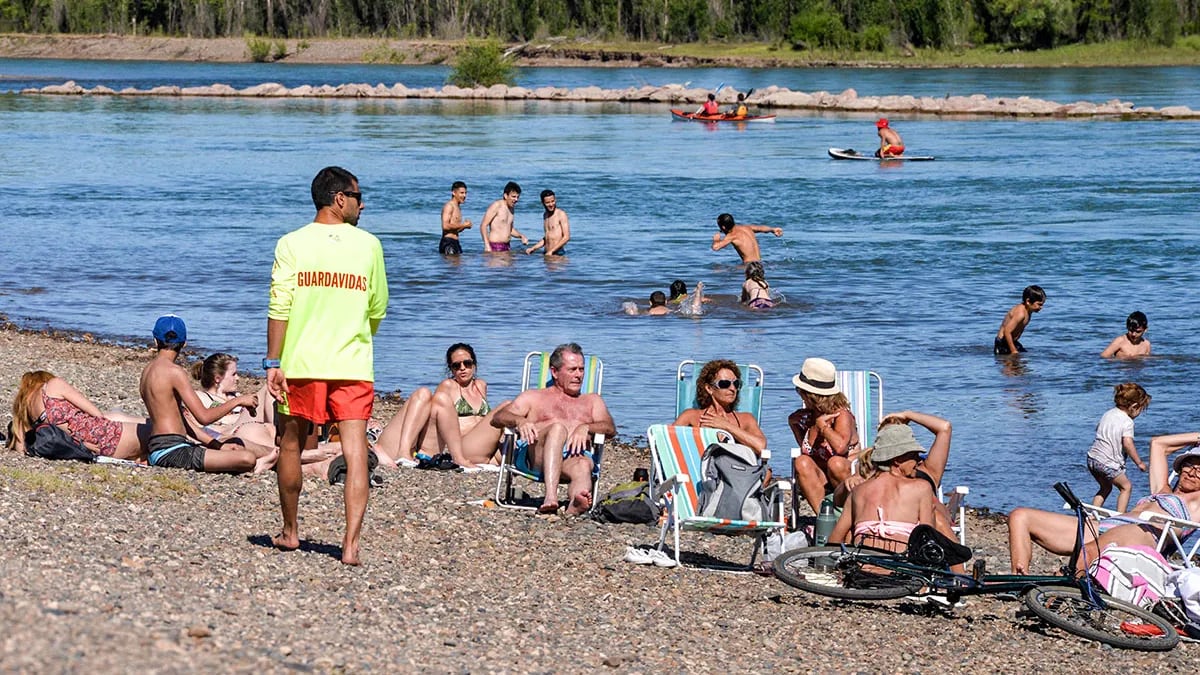 Nenes solos y jóvenes alcoholizados, la preocupación de los guardavidas en el río Limay