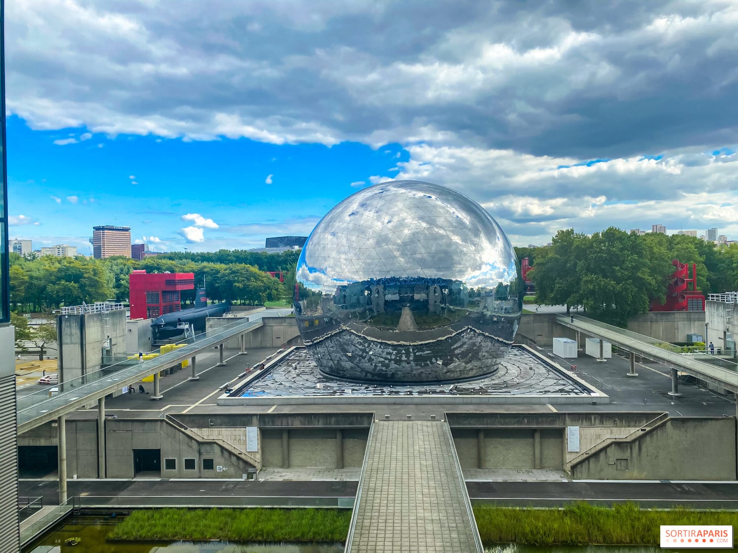 Después de 6 años de obras, París celebra la reapertura de La Géode: un símbolo de arquitectura y cine avanzado