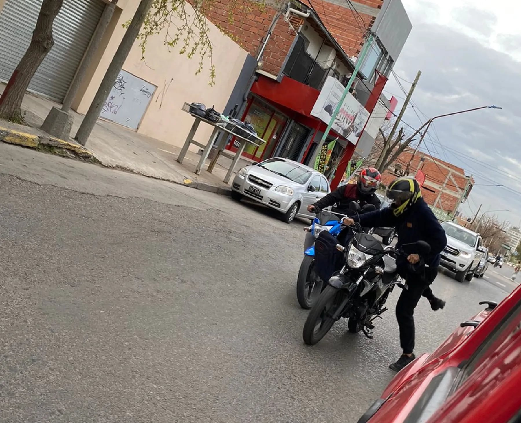 Un policía de civil iba en moto con su hija y mató a un delincuente que quiso asaltarlos
