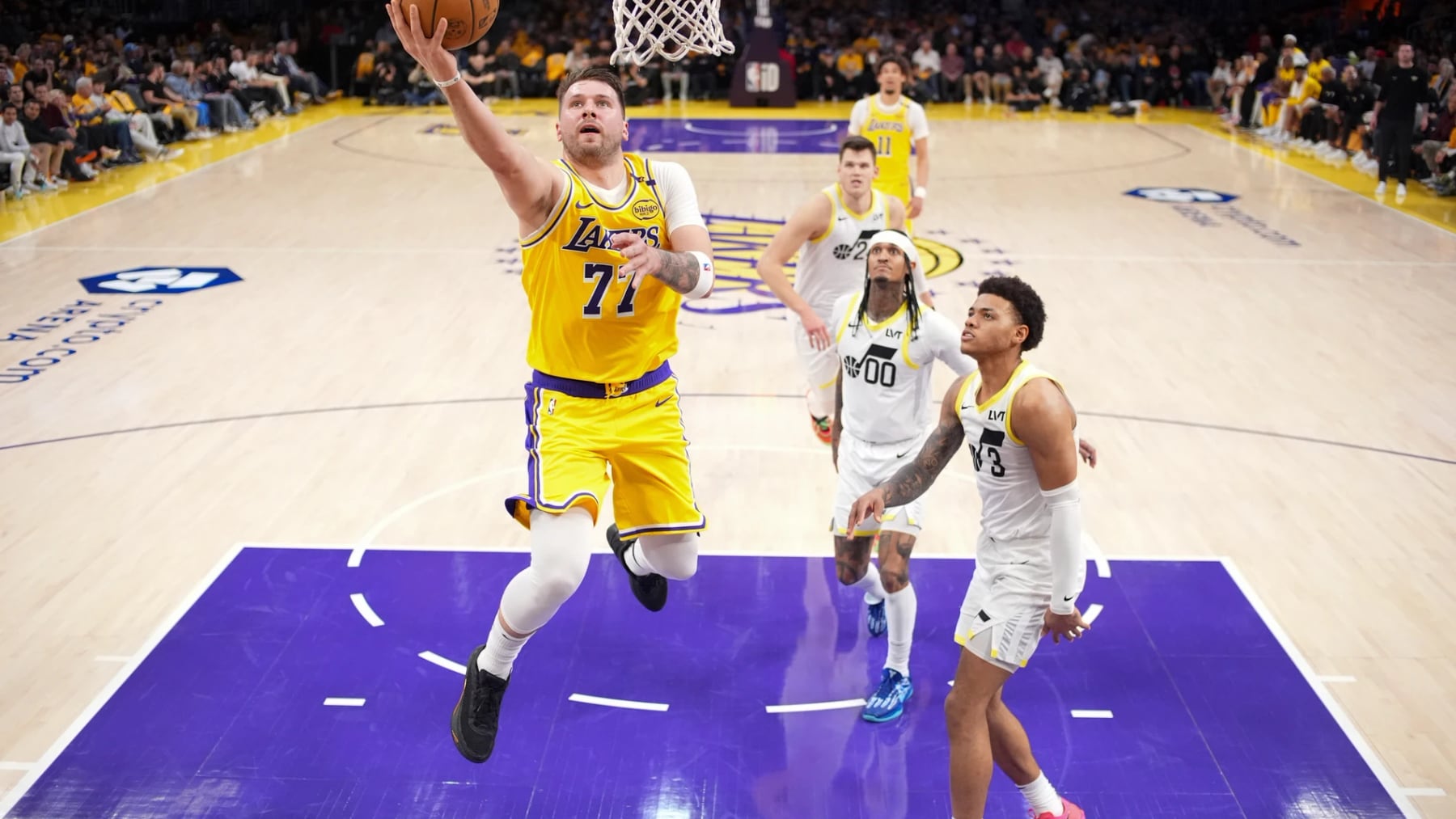 El debut de Luka Doncic en Los Angeles Lakers: impactante asistencia, el gesto de LeBron y una sorpresa para los fanáticos