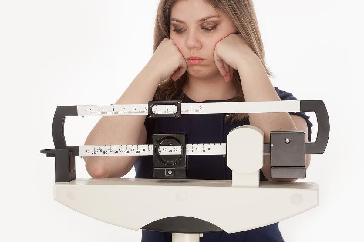 Advierten que la obsesión por el peso en los adolescentes aumenta los riesgos de autolesiones