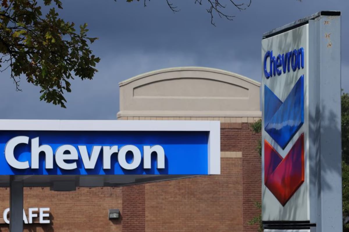 La petrolera Chevron planea despedir al 20% del personal para reducir costos