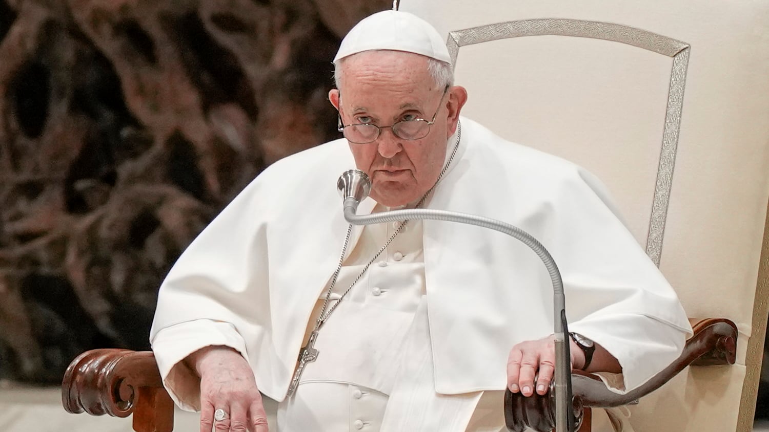 El Vaticano informó que el papa Francisco padece una “infección polimicrobiana” con “un cuadro clínico complejo”