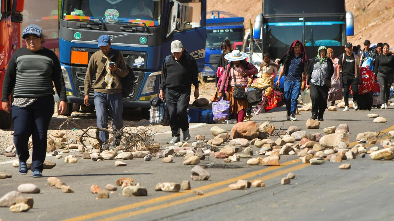Al menos 30 policías heridos en el levantamiento de un bloqueo en Bolivia