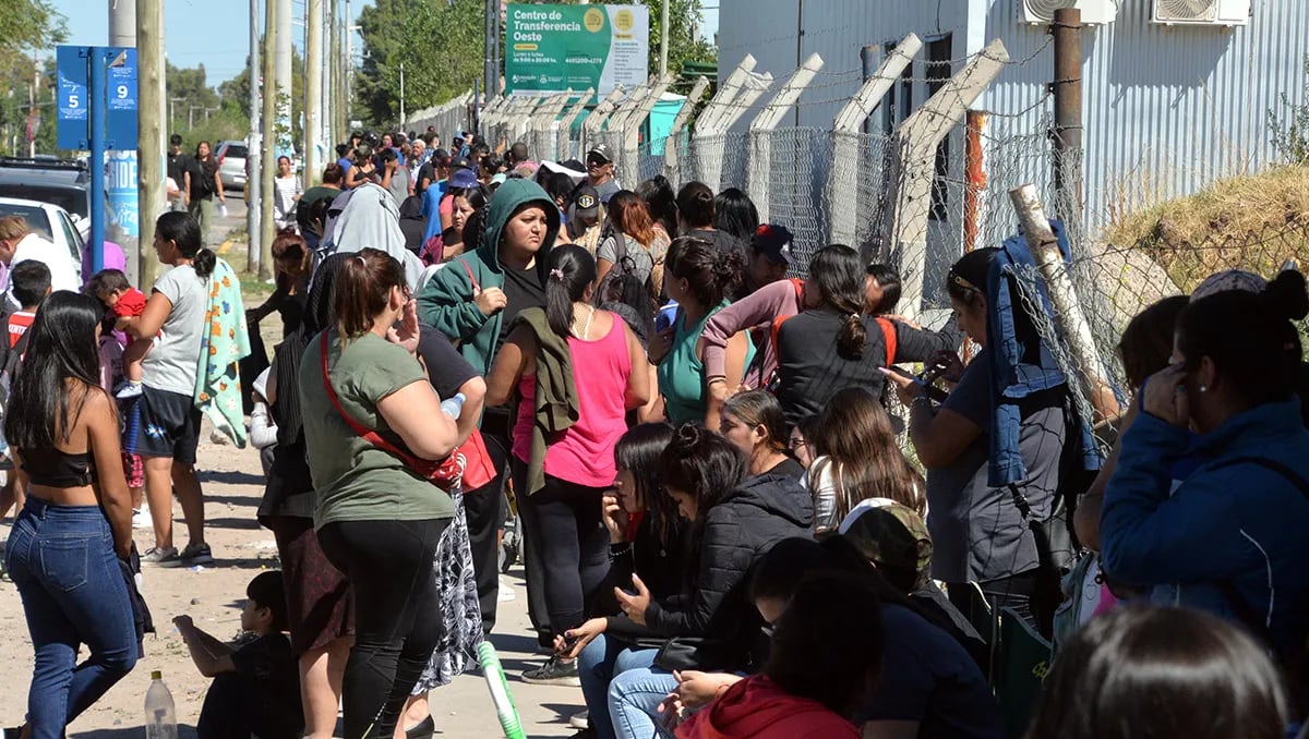 Largas filas en el inicio de la distribución de kits escolares: dónde retirarlos