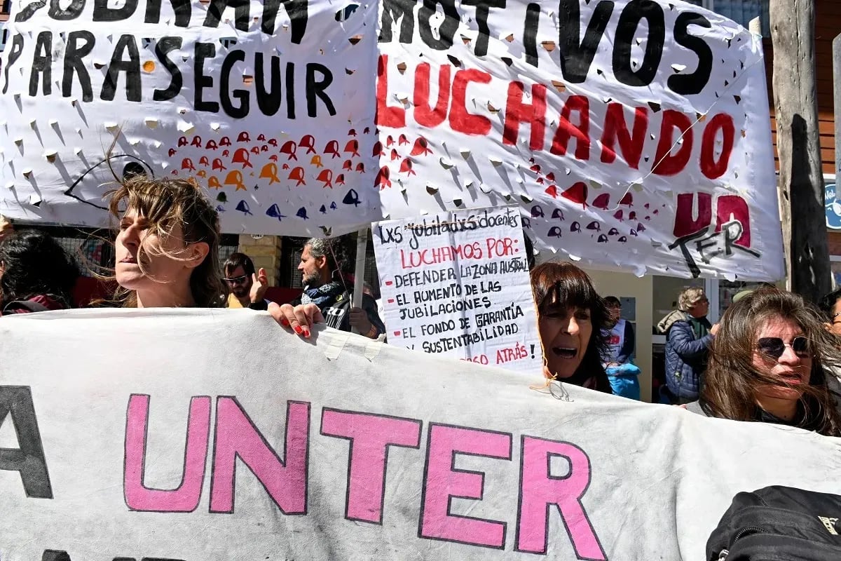 Docentes paran este lunes 24F: adhesión en Neuquén y Río Negro