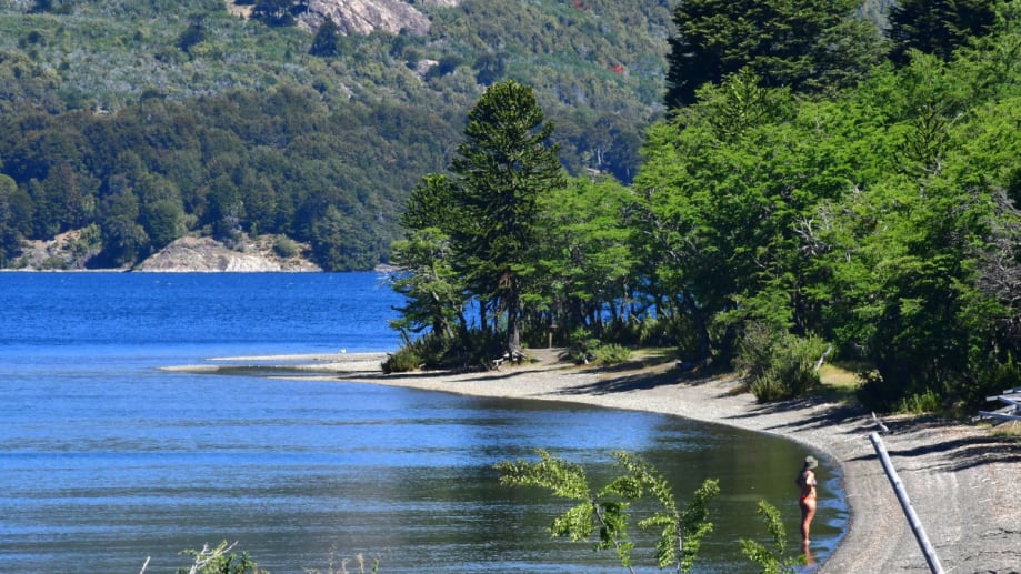 El pequeño pueblo de Neuquén que esconde playas de arena volcánica en la cordillera de los Andes