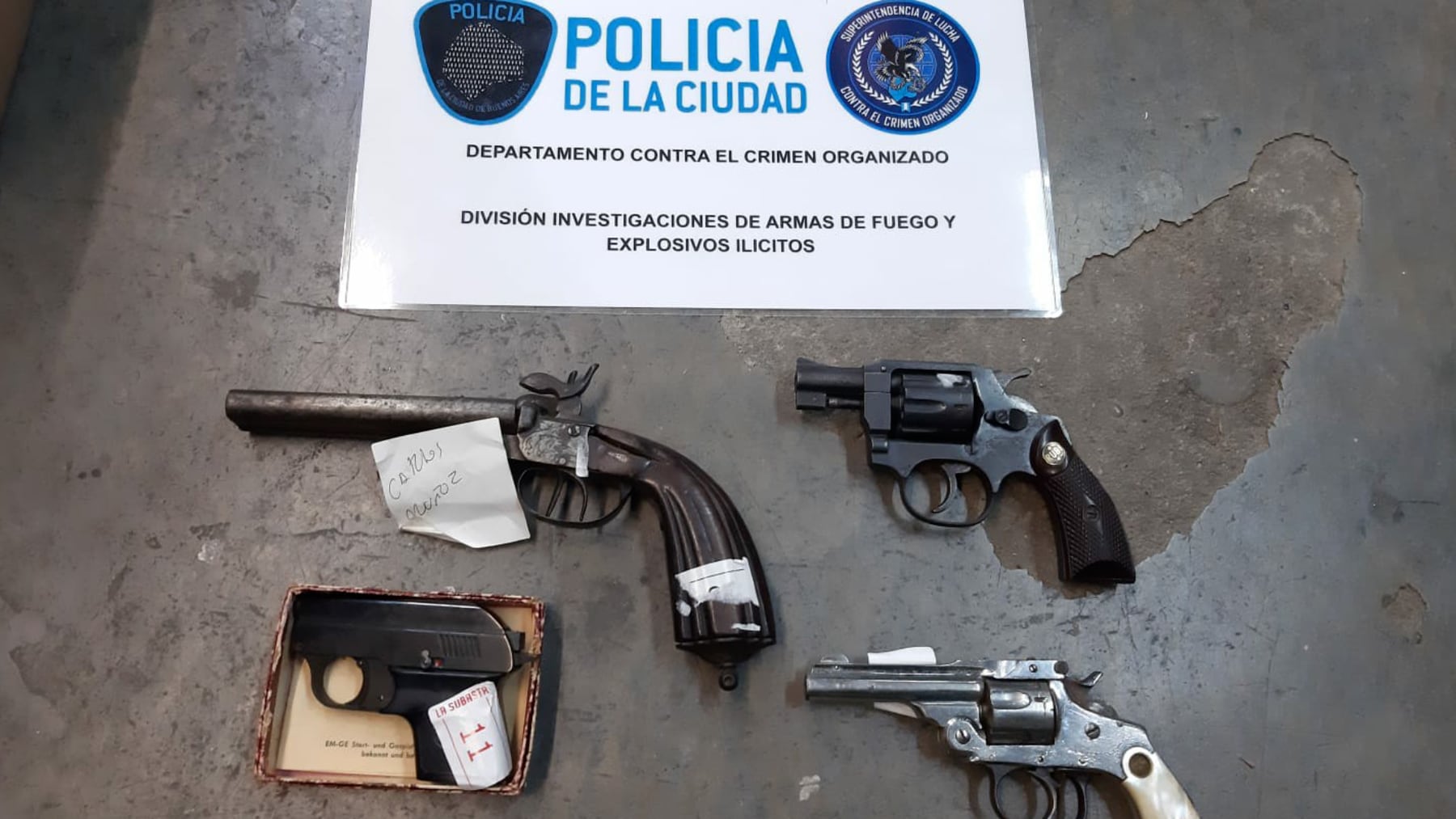 Insólito: un policía se quedó dormido en su auto y le robaron el arma reglamentaria