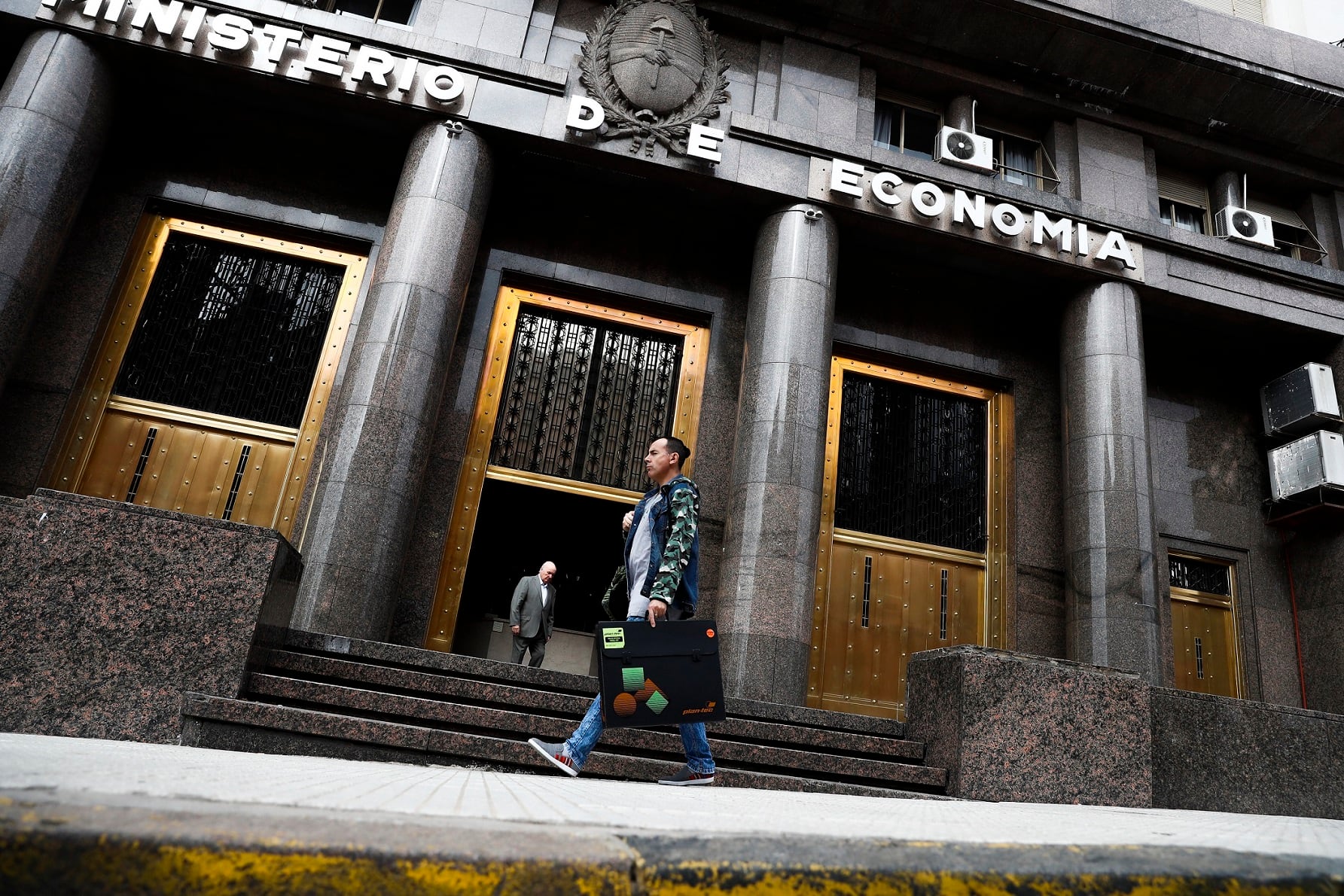 El Gobierno rechaza el fallo judicial y sigue adelante con la transformación del Banco Nación en Sociedad Anónima