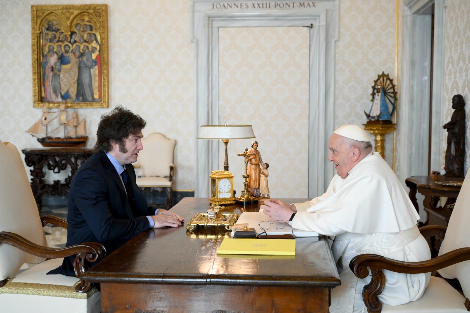 Desde el Gobierno aseguran estar en comunicación con allegados del Papa Francisco y manifiestan su apoyo por su salud.