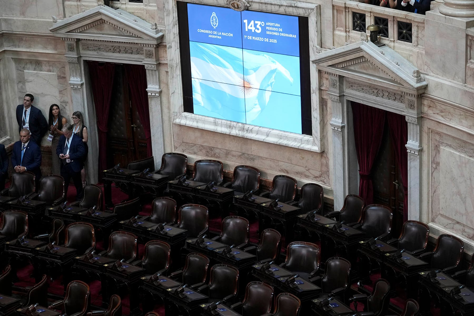 El Gobierno busca asegurar votos clave en el Congreso mientras prioriza el acuerdo con el FMI.