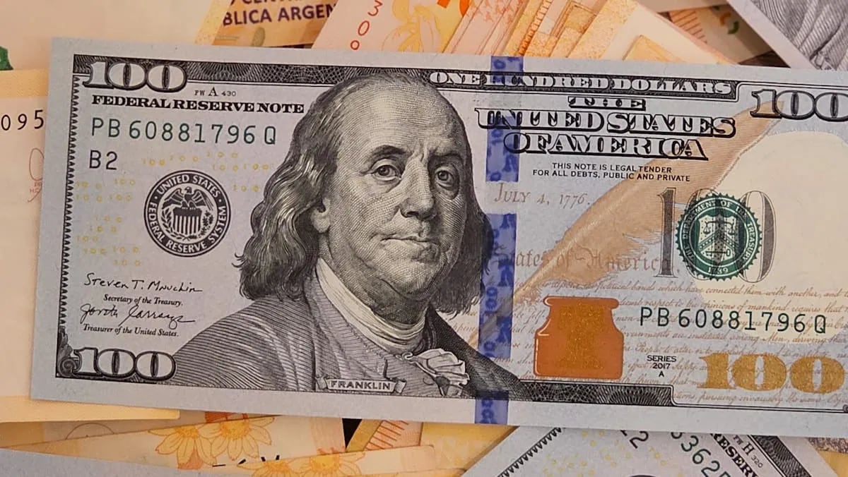 Tensión cambiaria: el dólar blue superó los $1.300 y el Central vendió reservas